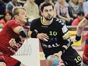 Plzeňský házenkář Petr Linhart se snaží prosadit v utkání proti Jičínu. Plzeňský házenkář Petr Linhart se snaží prosadit v utkání proti Jičínu.