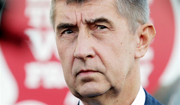 Šéf hnutí ANO Andrej Babiš přichází do volebního štábu. Hnutí před ním nechalo... Šéf hnutí ANO Andrej Babiš přichází do volebního štábu. Hnutí před ním nechalo...
