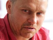Hokejista Marek Melenovský po podpisu smlouvy s Jihlavou. Hokejista Marek Melenovský po podpisu smlouvy s Jihlavou.