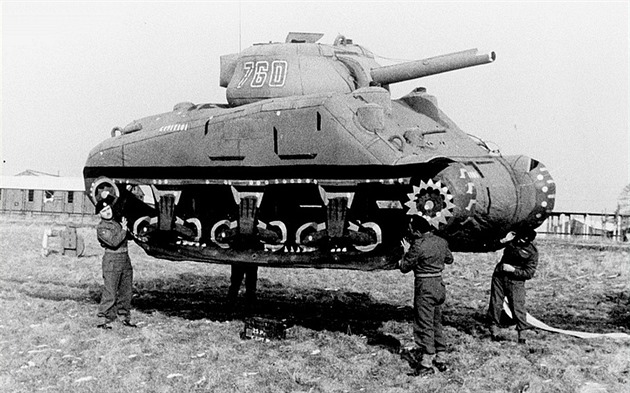 I tenhle nafukovací tank pomohl porazit nacistické Německo. I tenhle nafukovací tank pomohl porazit nacistické Německo.