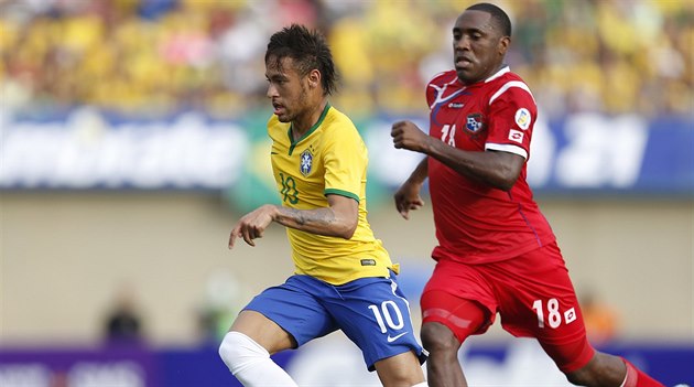 Brazilec Neymar (vlevo) uniká Luisovi Tejadaovi z Panamy. Brazilec Neymar (vlevo) uniká Luisovi Tejadaovi z Panamy.