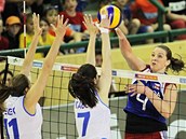 Aneta Havlíčková se pokouší přelstít slovinskou obranu. Aneta Havlíčková se pokouší přelstít slovinskou obranu.