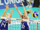 České volejbalistky Nikol Sajdová (vlevo) a Helena Havelková brání slovinský České volejbalistky Nikol Sajdová (vlevo) a Helena Havelková brání slovinský