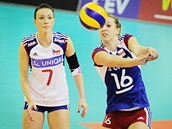 České volejbalistky Helena Havelková (vpravo) a Markéta Chlumská řeší situaci. České volejbalistky Helena Havelková (vpravo) a Markéta Chlumská řeší situaci.