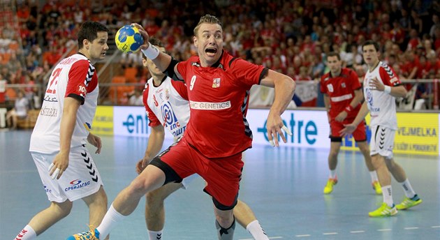 Filip Jícha pálí v utkání proti Srbsku. Filip Jícha pálí v utkání proti Srbsku.