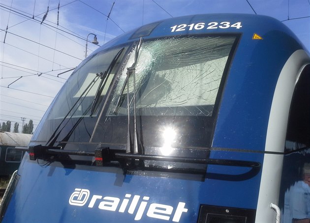 Railjet Českých drah vjel v Přelouči na vyloučenou kolej a narazil do... Railjet Českých drah vjel v Přelouči na vyloučenou kolej a narazil do...