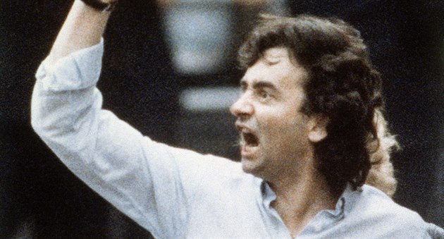 Gerry Conlon se raduje z propuštění (19. října 1989). Netušil, že peklo bude Gerry Conlon se raduje z propuštění (19. října 1989). Netušil, že peklo bude