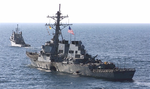 Torpédoborec USS Cole poškozený výbušným člunem. Torpédoborec USS Cole poškozený výbušným člunem.