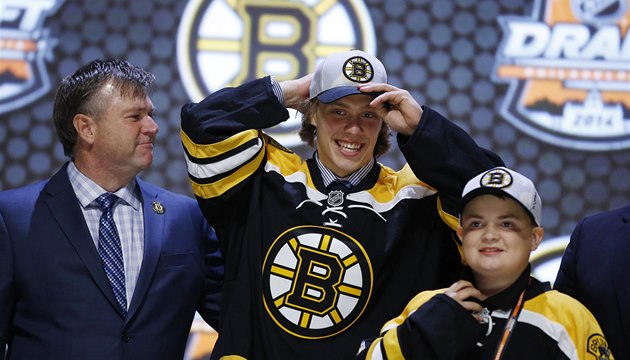 David Pastrňák při draftu NHL pózuje v dresu Bostonu. David Pastrňák při draftu NHL pózuje v dresu Bostonu.