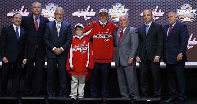Jakub Vrána při draftu NHL pózuje v dresu Washingtonu. Jakub Vrána při draftu NHL pózuje v dresu Washingtonu.