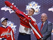 Jakub Vrána při draftu NHL obléká dres Washingtonu. Jakub Vrána při draftu NHL obléká dres Washingtonu.