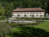 Pavilon pramene Nový Jubilejní je osázený stále zelenými rododendrony. Pramen... Pavilon pramene Nový Jubilejní je osázený stále zelenými rododendrony. Pramen...