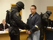 Osmatřicetiletý Martin Bódiš u zlínského soudu, kvůli devět let staré vraždě. Osmatřicetiletý Martin Bódiš u zlínského soudu, kvůli devět let staré vraždě.