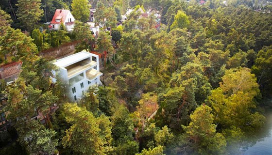 Villa Bellevue je nejspíš poslední novostavbou přímo na břehu Máchova jezera. Villa Bellevue je nejspíš poslední novostavbou přímo na břehu Máchova jezera.