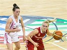 Česká mládežnická reprezentantka Karolína Malečková (vpravo) se pokouší obejít... Česká mládežnická reprezentantka Karolína Malečková (vpravo) se pokouší obejít...