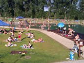 Hned po otevření si na koupaliště do Radotína našly cestu stovky návštěvníků Hned po otevření si na koupaliště do Radotína našly cestu stovky návštěvníků
