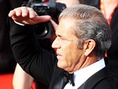 Herec Mel Gibson přichází na zahájení filmového festivalu v Karlových Varech... Herec Mel Gibson přichází na zahájení filmového festivalu v Karlových Varech...