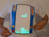 Marc Kerger si yyrobil speciální triko, na kterém může hrát tetris. Marc Kerger si yyrobil speciální triko, na kterém může hrát tetris.