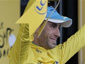 POPRVÉ VE ŽLUTÉM. Italský cyklista Vincenzo Nibali se po vítězství ve druhé POPRVÉ VE ŽLUTÉM. Italský cyklista Vincenzo Nibali se po vítězství ve druhé