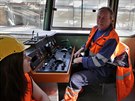 Část novinářů projela stavbu prodloužení právě v kabině MUV. Část novinářů projela stavbu prodloužení právě v kabině MUV.