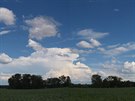 Fotogenická letní obloha v Polabí u obce Kunětice. Fotogenická letní obloha v Polabí u obce Kunětice.