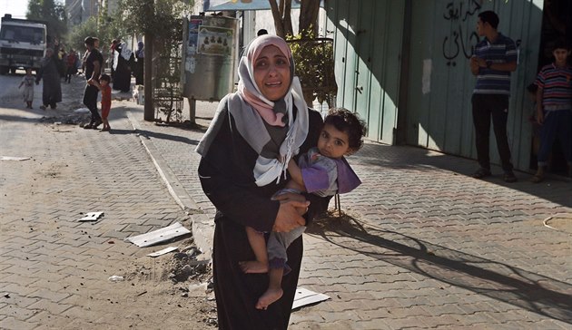 Žena z města Gaza pláče, zatímco lidé opouštějí své domovy poté, co je před... Žena z města Gaza pláče, zatímco lidé opouštějí své domovy poté, co je před...