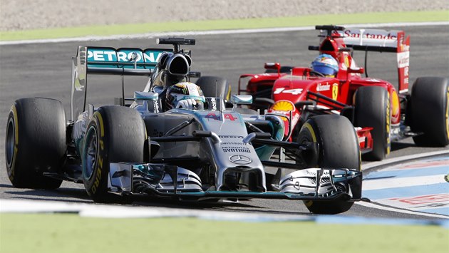 SOUBOJ. Lewis Hamilton před Fernandem Alonsem během tréninku na Velkou cenu SOUBOJ. Lewis Hamilton před Fernandem Alonsem během tréninku na Velkou cenu