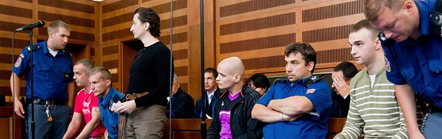 v Hradci Králové začal soud s polským gangem zlodějů „navrtávačů“. v Hradci Králové začal soud s polským gangem zlodějů „navrtávačů“.