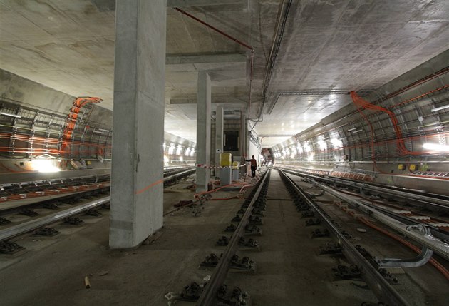 Betonové sloupy podpírají rozsáhlé prostory zázemí stanice. Betonové sloupy podpírají rozsáhlé prostory zázemí stanice.