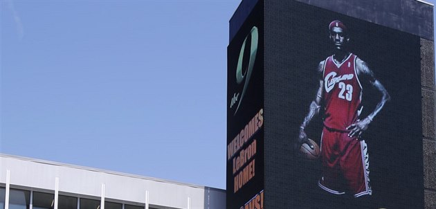VÍTEJ DOMA! Cleveland Cavaliers vítějí LeBrona Jamese obřím billboardem. VÍTEJ DOMA! Cleveland Cavaliers vítějí LeBrona Jamese obřím billboardem.