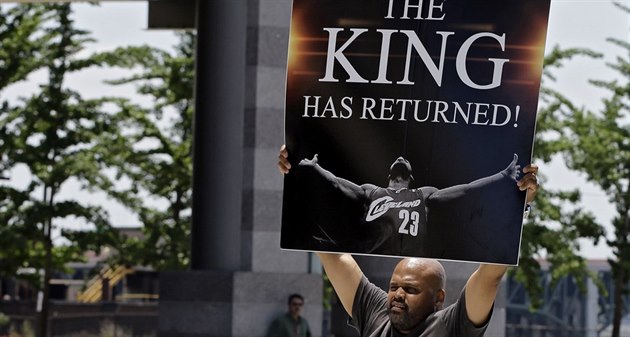 Král se vrátil. Fanoušek Clevelandu vítá LeBrona Jamese zpátky v klubu. Král se vrátil. Fanoušek Clevelandu vítá LeBrona Jamese zpátky v klubu.