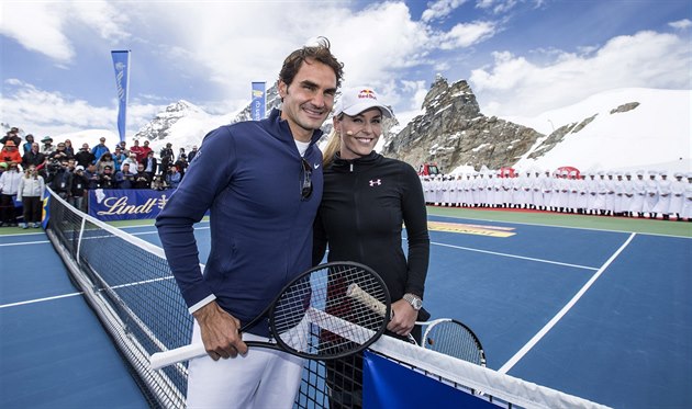 SPOLEČNĚ NA LEDOVCI. Roger Federer a Lindsey Vonnová pózují během exhibice na... SPOLEČNĚ NA LEDOVCI. Roger Federer a Lindsey Vonnová pózují během exhibice na...