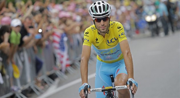 Nositel žlutého trikotu Vincenzo Nibali na startu 14. etapy Tour de France Nositel žlutého trikotu Vincenzo Nibali na startu 14. etapy Tour de France
