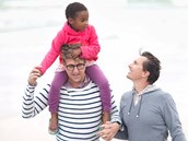Homosexualita rodičů děti nijak nepoškozuje, naopak, tvrdí studie. Homosexualita rodičů děti nijak nepoškozuje, naopak, tvrdí studie.
