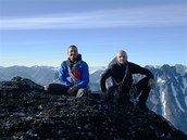 Únava a spokojenost. Tomáš Bardas a Josef Novotný na vrcholu Ulamertorsuaq Únava a spokojenost. Tomáš Bardas a Josef Novotný na vrcholu Ulamertorsuaq