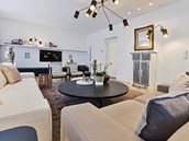 Stolky vyrobené na míru podle návrhu architekta Franka doplňují dvě pohovky Stolky vyrobené na míru podle návrhu architekta Franka doplňují dvě pohovky