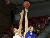 Český pivot Ondřej Balvín (modrá 5) při úvodním rozskoku přípravného klání v... Český pivot Ondřej Balvín (modrá 5) při úvodním rozskoku přípravného klání v...
