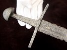 Na meči je kříž, písmeno H jako Hristos a tři písmena I jako Iesus. Na meči je kříž, písmeno H jako Hristos a tři písmena I jako Iesus.