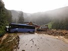 Přístupová cesta byla na mnoha místech zaplavená nebo zcela zničená sesuvem. Přístupová cesta byla na mnoha místech zaplavená nebo zcela zničená sesuvem.