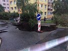 Voda podemlela vozovku na stejnem miste, jako pred dvema lety, dira se postupne zvetsovala. Voda podemlela vozovku na stejnem miste, jako pred dvema lety, dira se postupne zvetsovala.