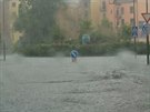 Kruhový objezd U zeleného stromu 27.7.2014 po poledni. Kruhový objezd U zeleného stromu 27.7.2014 po poledni.