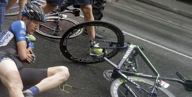 Leopold König se v devatenácté etapě Tour de France přimotal k hromadnému pádu. Leopold König se v devatenácté etapě Tour de France přimotal k hromadnému pádu.