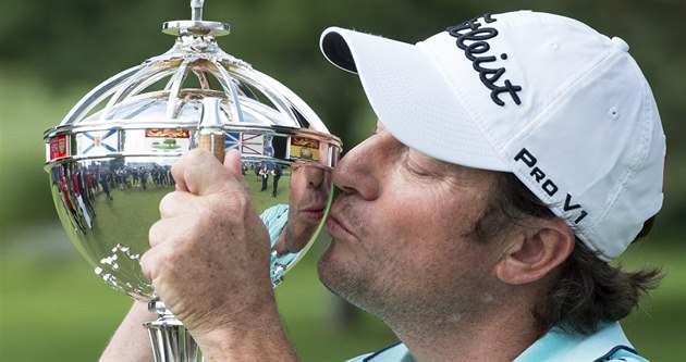 Tim Clark s trofejí pro vítěze Canadian Open. Tim Clark s trofejí pro vítěze Canadian Open.