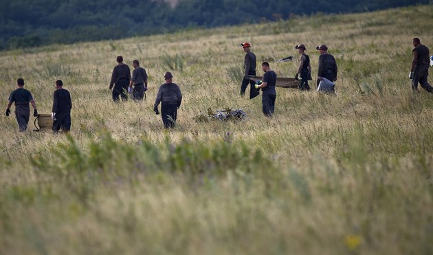 Záchranáři pátrají po ostatkách obětí pádu malajsijského boeingu (19. července... Záchranáři pátrají po ostatkách obětí pádu malajsijského boeingu (19. července...