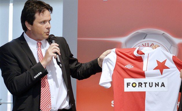 Slávistický mluvčí Jiří Vrba ukazuje dres pro sezonu 2014/2015. Slávistický mluvčí Jiří Vrba ukazuje dres pro sezonu 2014/2015.