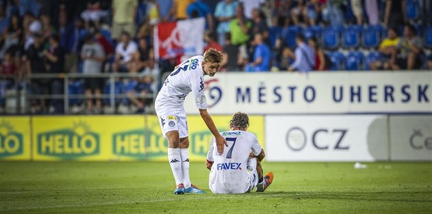 Fotbalisté Slovácka smutní po porážce. Vpravo Libor Došek, vlevo Tomáš Břečka. Fotbalisté Slovácka smutní po porážce. Vpravo Libor Došek, vlevo Tomáš Břečka.