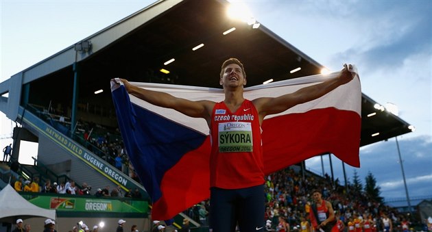 Desetibojař Jiří Sýkora se raduje z titulu juniorského mistra světa, Desetibojař Jiří Sýkora se raduje z titulu juniorského mistra světa,