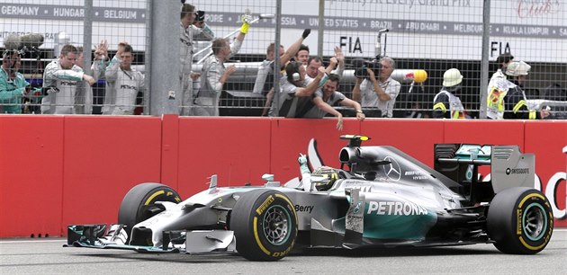 Nico Rosberg s Mercedesem slaví triumf ve Velké ceně Německa. Nico Rosberg s Mercedesem slaví triumf ve Velké ceně Německa.