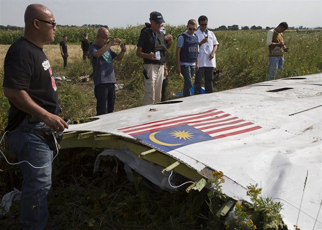 Malajsijští vyšetřovatelé prohlížejí spolu s pozorovateli OBSE trosky Boeingu... Malajsijští vyšetřovatelé prohlížejí spolu s pozorovateli OBSE trosky Boeingu...
