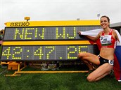 Anežka Drahotová spokojeně ukazuje na tabuli s juniorským světovým rekordem,... Anežka Drahotová spokojeně ukazuje na tabuli s juniorským světovým rekordem,...